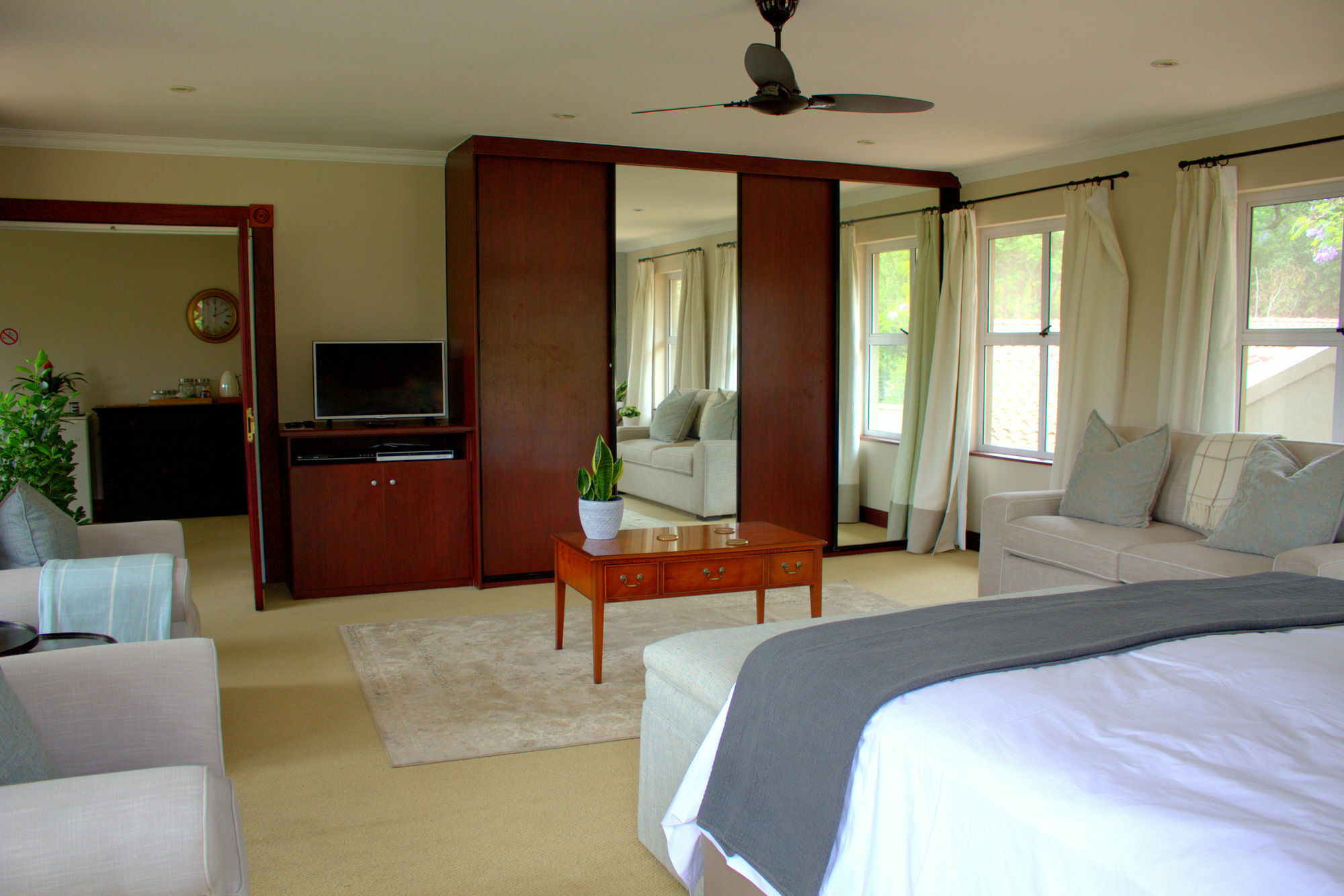 Wild Olive Executive Suite โจฮันเนสเบิร์ก ภายนอก รูปภาพ